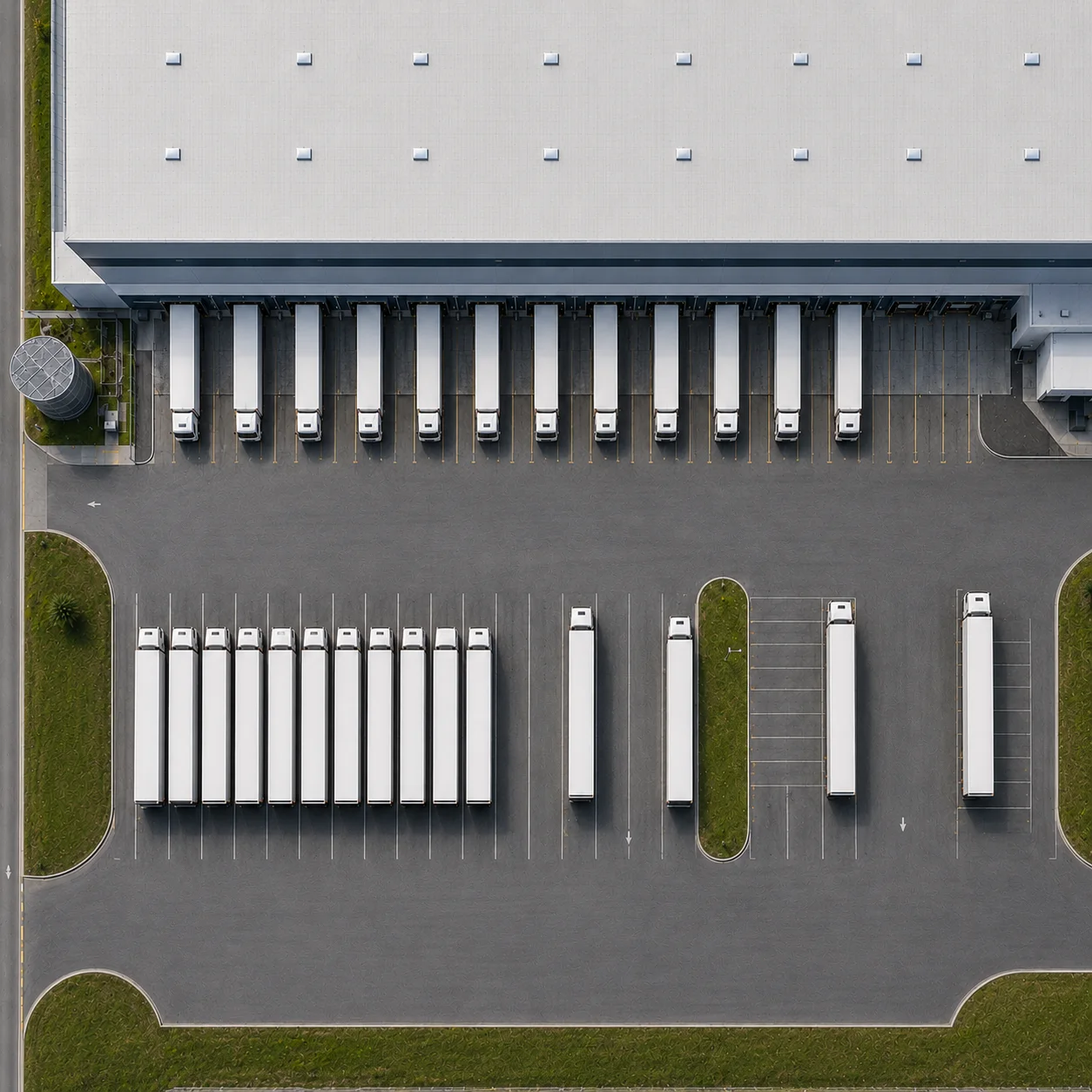 LKW-Flotte am Logistikdepot aus der Vogelperspektive