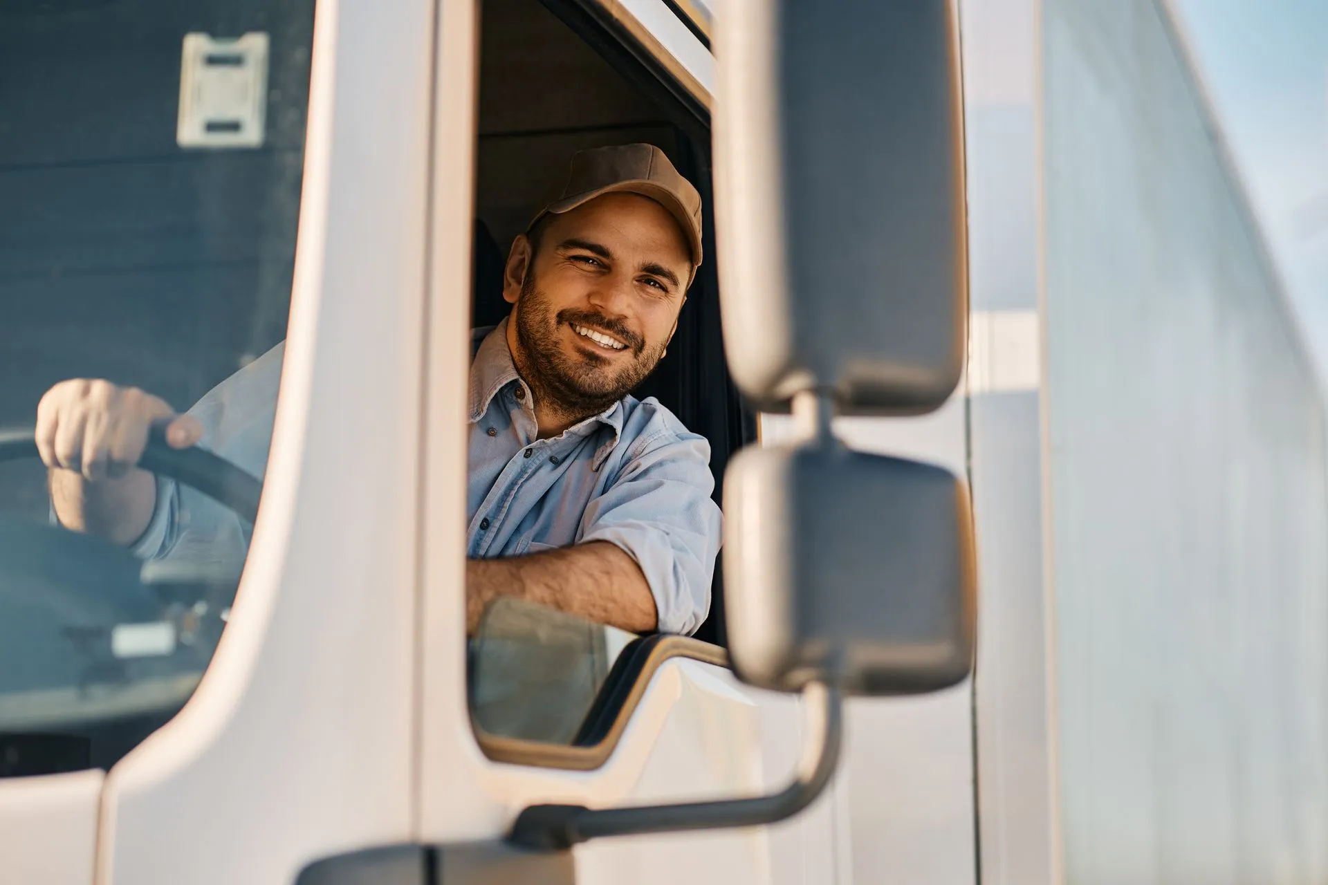 LKW-Fahrer im Fahrerhaus